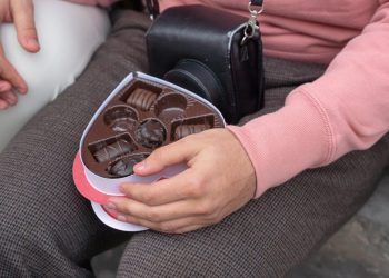 Unveiling Celebrity Romances: Whispers in the Wind