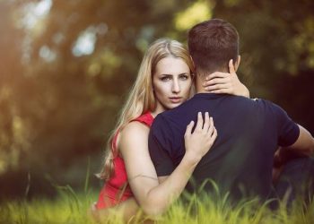 Navigating Age-Gap Relations in the Spotlight